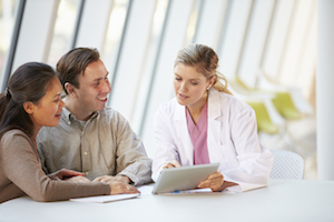 couple choosing an egg donor